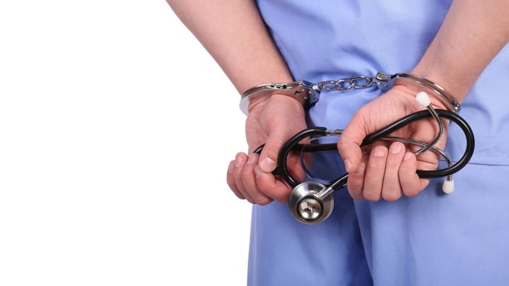 “Μαϊμού” γιατρός: Απαγόρευσε σε παιδί να φάει ένα σουβλάκι πριν πεθάνει – “Θεραπεία” με 20.000 ευρώ