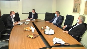 Επίσκεψη Πέτσα στην ΕΡΤ3: Με μάσκες στη σύσκεψη – Τι συζητήθηκε – ΦΩΤΟ