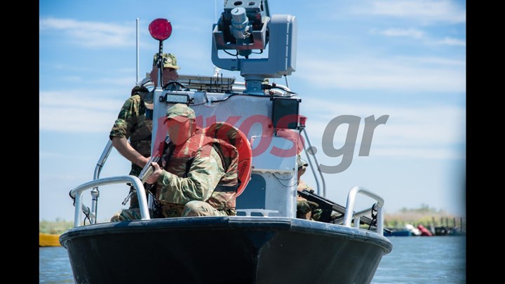 Περιπολίες με τον πλωτό «big brother» στον Έβρο