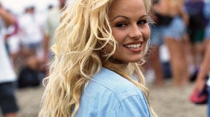 Πάμελα Άντερσον: Ποζάρει ολόγυμνη σε λευκά σεντόνια – ΦΩΤΟ