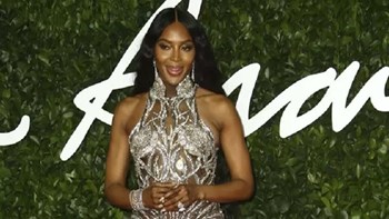 Τα δάκρυα της Ναόμι Κάμπελ για το “γκρίζο” πρόσωπο στην ιταλική Vogue to 1988 – ΦΩΤΟ