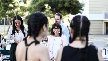 Η Σακελλαροπούλου ενθάρρυνε τα κορίτσια στην Παιδόπολη «Αγία Βαρβάρα» – ΦΩΤΟ