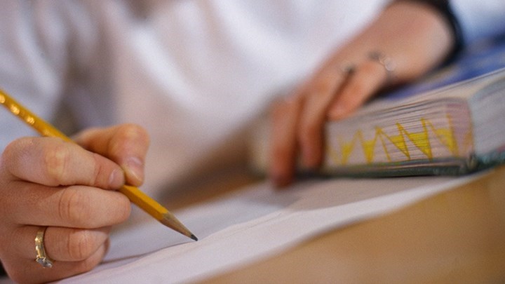 Φροντιστήριο διαφήμιζε υπηρεσίες διεκπεραίωσης για τις εξ αποστάσεως εξετάσεις φοιτητών