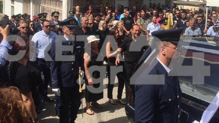 Πιλότος Κρήτη: Σε κλίμα οδύνης η κηδεία του Μανώλη – “Λύγισε” η μητέρα του – ΦΩΤΟ
