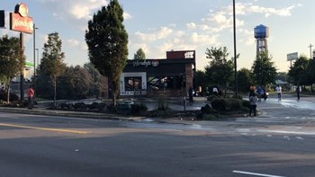 ΗΠΑ: Καταζητείται η γυναίκα που φέρεται να πυρπόλησε το εστιατόριο Wendy’s – BINTEO