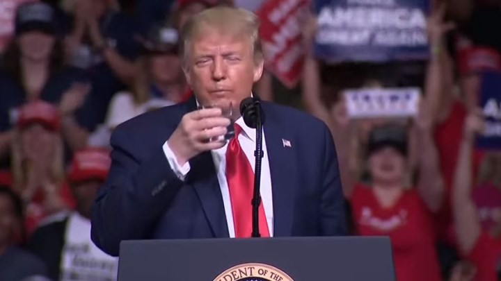 Σόου η απάντηση Τραμπ στις φήμες για την υγεία του – “Πώς να κατέβω χωρίς να πέσω με τον κ@@ο;” – ΒΙΝΤΕΟ