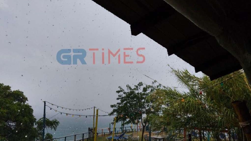 Δυνατή βροχή και χαλαζόπτωση στη Χαλκιδική – Έφυγαν άρον άρον από την παραλία – ΒΙΝΤΕΟ