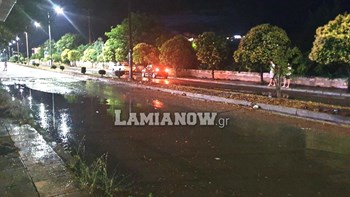 Λαμία: Δύσκολη νύχτα λόγω κακοκαιρίας – Δρόμοι “ποτάμια” και κεραυνοί – ΒΙΝΤΕΟ
