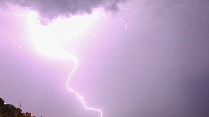 Καιρός: Έρχονται ισχυρές καταιγίδες – Έπεσαν 1.500 κεραυνοί – Ποιες περιοχές επηρεάζονται