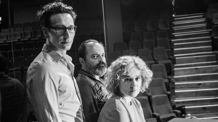 Ο κατά Καραντζά “Οιδίπους” έρχεται και έχουμε αποκλειστικά κλικ από τις πρόβες του