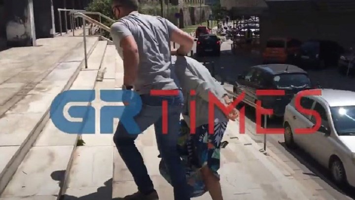 Θεσσαλονίκη: Από την πίσω πόρτα προσήλθε στα Δικαστήρια η 33χρονη που άρπαξε τη Μαρκέλλα