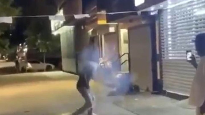 ΗΠΑ: Πέταξαν βαρελότο σε άστεγο την ώρα που κοιμόταν – ΒΙΝΤΕΟ