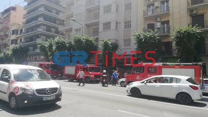Σοκ στη Θεσσαλονίκη: Βρέθηκε καμένο πτώμα σε πολυκατοικία