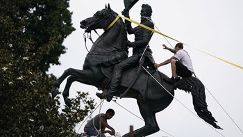 Ουάσινγκτον: Χημικά και τραυματίες σε διαδήλωση – Προσπάθησαν να ρίξουν το άγαλμα του Άντριου Τζάκσον