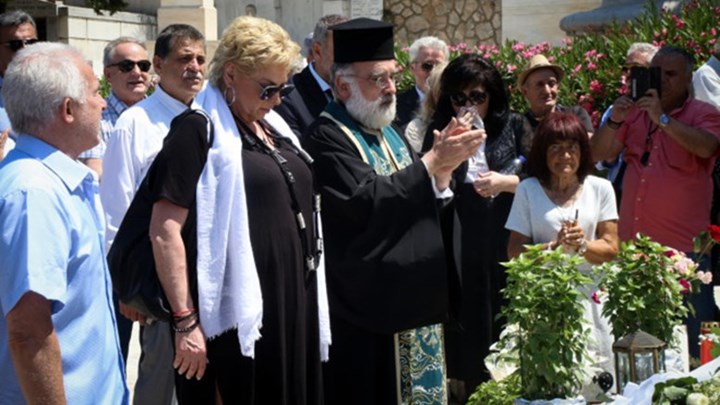 Ανδρέας Παπανδρέου: Τρισάγιο τέλεσε στον τάφο του η Δήμητρα Λιάνη – ΦΩΤΟ