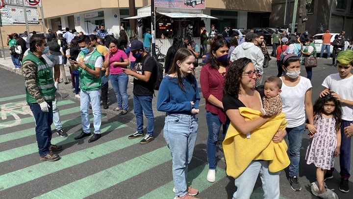 Σεισμός στο Μεξικό: Συγκλονιστικά βίντεο από τη στιγμή της ισχυρής δόνησης –  Προειδοποίηση για τσουνάμι