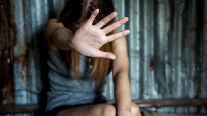 Θεσσαλονίκη: Ζωή κόλαση για 29χρονη και τα παιδιά της – Ο πατέρας της την βίαζε και ο σύζυγος την εξέδιδε