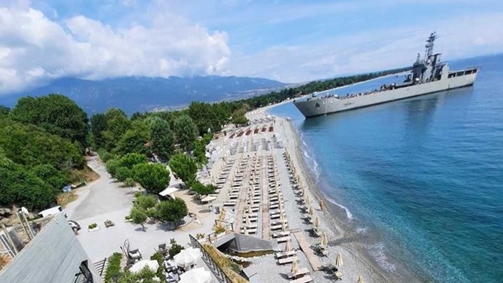 Πιερία: Άφωνοι υπάλληλοι είδαν αρματαγωγό αγκυροβολημένο μπροστά στο beach bar – ΦΩΤΟ