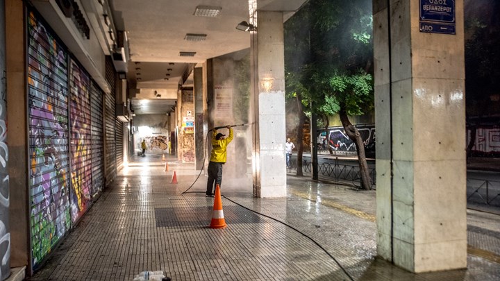Καθαρίζει από τα γκράφιτι η Πατησίων – ΦΩΤΟ – ΒΙΝΤΕΟ