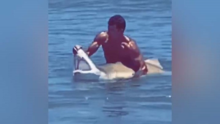 ΗΠΑ: Άνδρας έπιασε με τα χέρια του καρχαρία σε παραλία του Ντελαγουέρ – BINTEO