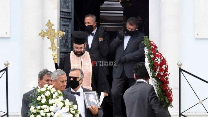 Κηδεία Κώστα Φυσσούν: Συντετριμμένες η κόρη του και η σύντροφός του – ΦΩΤΟ