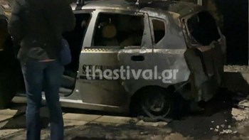 Θεσσαλονίκη: Στις φλόγες τυλίχθηκαν τρία οχήματα – Ζημιές και στις προσόψεις πολυκατοικιών