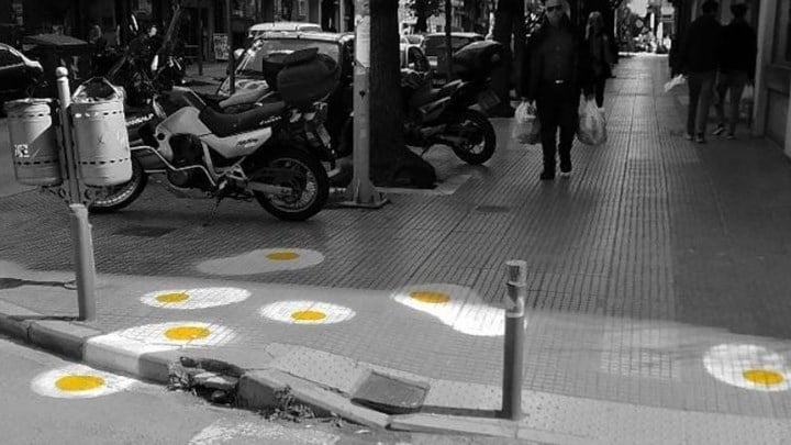 Θεσσαλονίκη: Οι δρόμοι γέμισαν με τηγανητά αυγά – Δείτε γιατί – ΦΩΤΟ