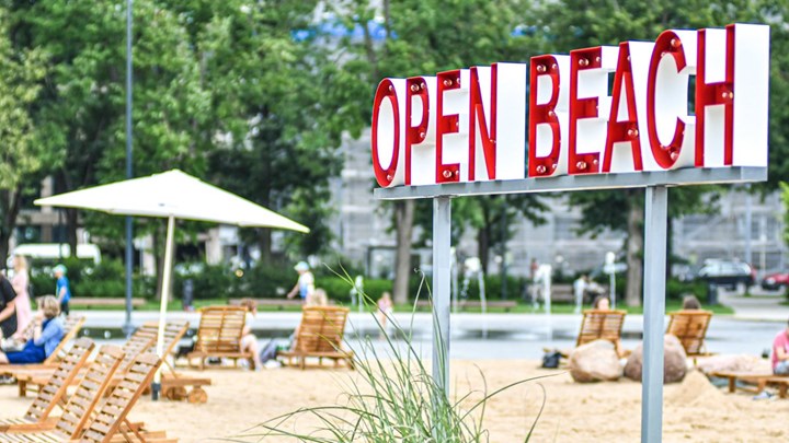 Η κεντρική πλατεία έγινε… παραλία με άμμο και ξαπλώστρες – Δείτε σε ποια πόλη – ΦΩΤΟ