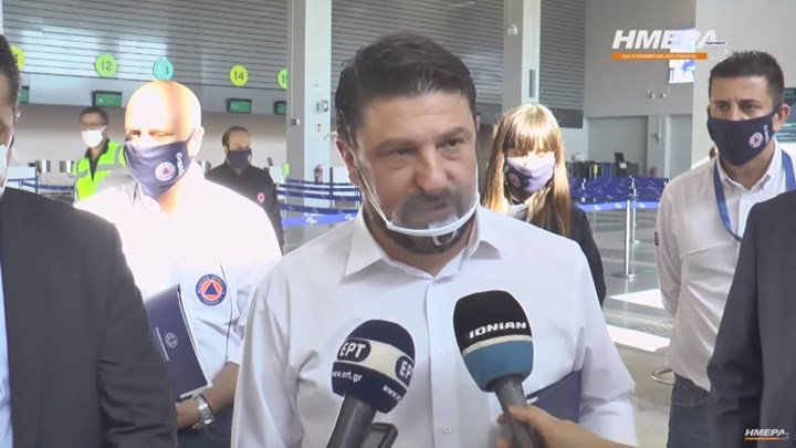 Νίκος Χαρδαλιάς: Με αυτή τη μάσκα εμφανίστηκε στη Ζάκυνθο – Το νέο μήνυμα για τον κορονοϊό – ΒΙΝΤΕΟ