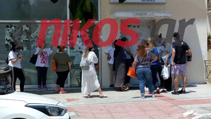 Αιγάλεω: Ουρά έξω από τον ΕΦΚΑ – “Οι πόρτες είναι κλειστές”,καταγγέλλει αναγνώστρια του enikos.gr – ΦΩΤΟ