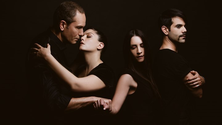 “Κι εγώ σ’αγαπώ” – Τα πρώτα κλικ της φωτογράφησης για την παράσταση που θα ανέβει στο “Χυτήριο”