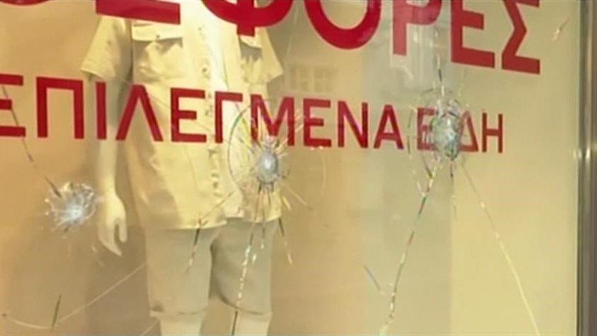 Ερμού: Επίθεση με βαριοπούλες σε καταστήματα – Έσπασαν τζαμαρίες – ΒΙΝΤΕΟ