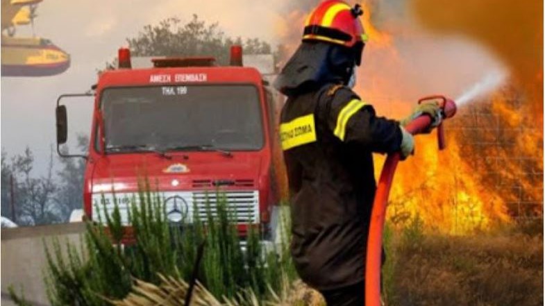 Αχαΐα: Πυροσβεστικό όχημα ανετράπη στη φωτιά στο Τζάϊλο – Τραυματίστηκαν δύο πυροσβέστες