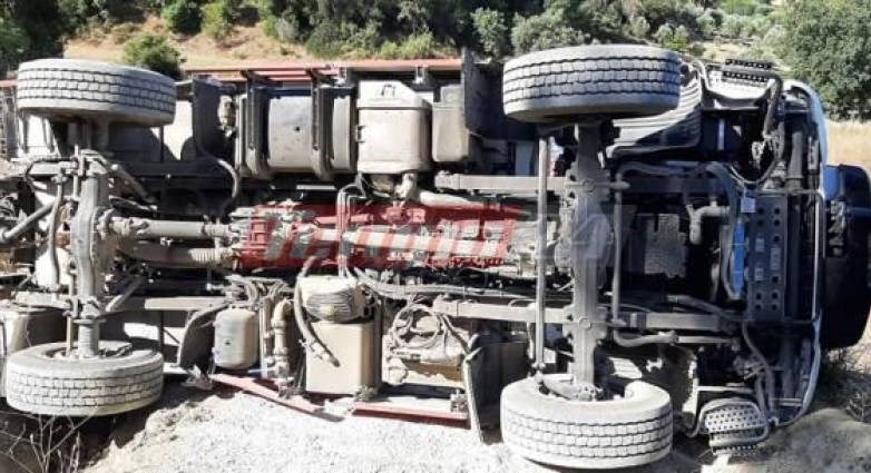 Αχαΐα: Οι πρώτες ΦΩΤΟ από το σημείο όπου ανετράπη το πυροσβεστικό όχημα