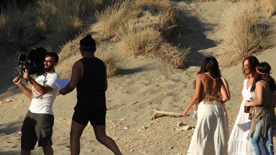 Μάταλα: Άρχισαν γυρίσματα της ταινίας “Η παραλία” – Πρωταγωνιστεί ηθοποιός από τις “Άγριες Μέλισσες”