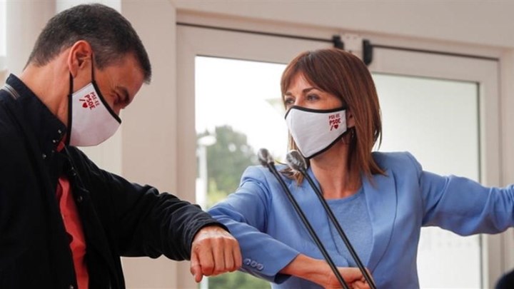 Ισπανία: Με μάσκα ο πρωθυπουργός Σάντσεθ σε προεκλογική συγκέντρωση