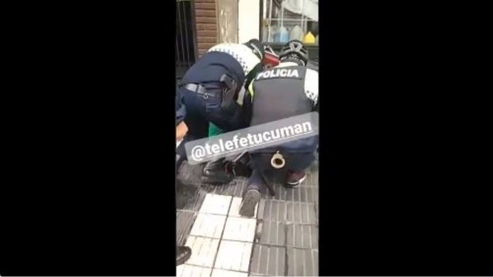 “Υπόθεση Τζορτζ Φλόιντ” και στην Αργεντινή: Πέθανε από ασφυξία κατά την προσαγωγή του – ΒΙΝΤΕΟ