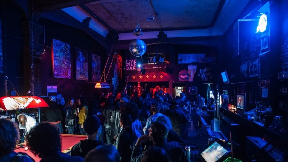 Κορονοϊός-ΗΠΑ: Ο κυβερνήτης της Καλιφόρνια διέταξε το κλείσιμο των μπαρ στο Λος Άντζελες