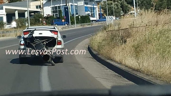 Μυτιλήνη: Δημόσιος κίνδυνος – Οδηγούσε με το μισό μηχανάκι να κρέμεται από το πορτ-μπαγκάζ – ΦΩΤΟ