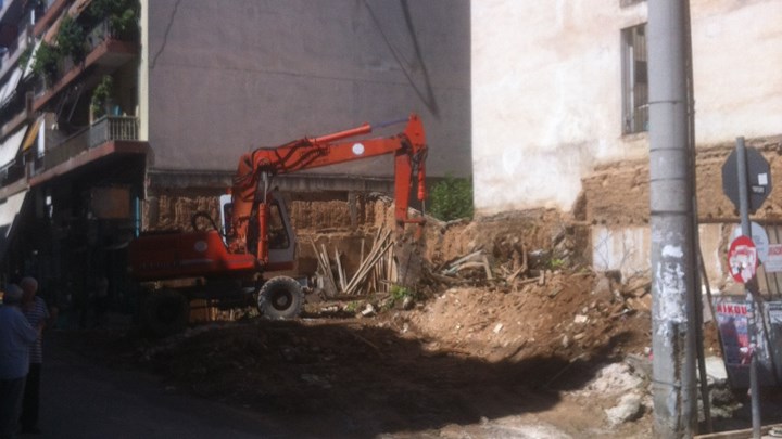 Ξεκίνησε η κατεδάφιση επικίνδυνων κτιρίων στην Αθήνα