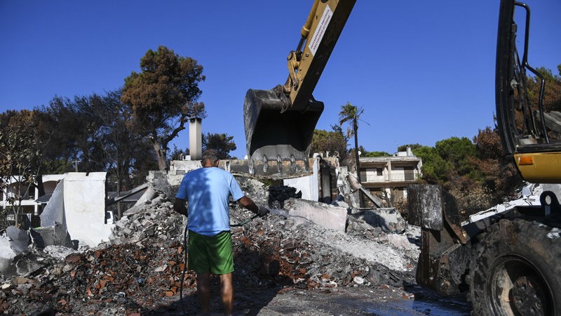 Μάτι: Τι προβλέπει τροπολογία για τις εκκρεμείς κατεδαφίσεις κτισμάτων