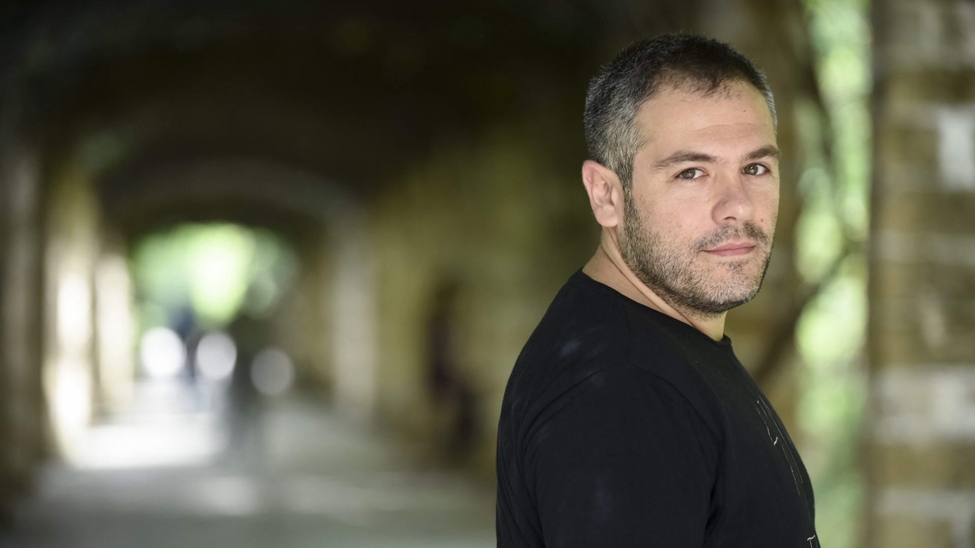 Ο Κοέν στήνει ένα καλοκαιρινό κλαμπ στο θέατρο Λαμπέτη με «πειραγμένο» Γκολντόνι