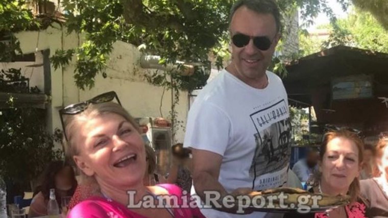 Ο Χρήστος Σταϊκούρας σε ρόλο σερβιτόρου – Σε ποια σέρβιρε… λαβράκια; – ΦΩΤΟ