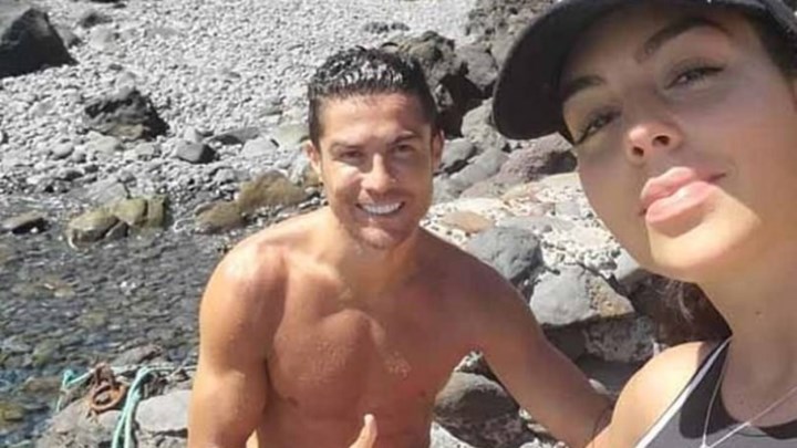 Τζορτζίνα Ροντρίγκες: Σε αυτή την “καυτή” πόζα κανείς δεν βλέπει το δαχτυλίδι – ΦΩΤΟ