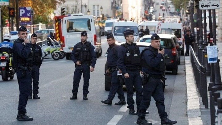 Συναγερμός στο Παρίσι: Εκκενώνεται εμπορικό κέντρο – Έρευνες της αστυνομίας για ένοπλο