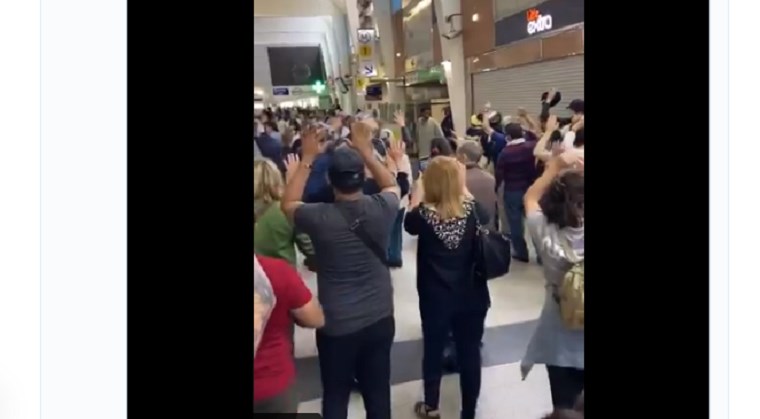 Παρίσι: Έλεγχοι για τον ένοπλο από την αστυνομία – Με τα χέρια ψηλά οι πολίτες βγαίνουν από το μετρό- ΒΙΝΤΕΟ