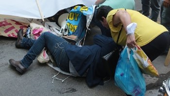 ΠΟΕΔΗΝ: Ένταση στη διαμαρτυρία στο υπουργείο Οικονομικών – Τραυματίστηκε ο πρόεδρος