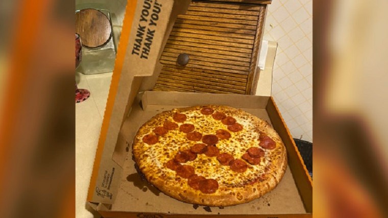 Τους έστειλαν πίτσα πεπερόνι με σχήμα σβάστικας – ΦΩΤΟ