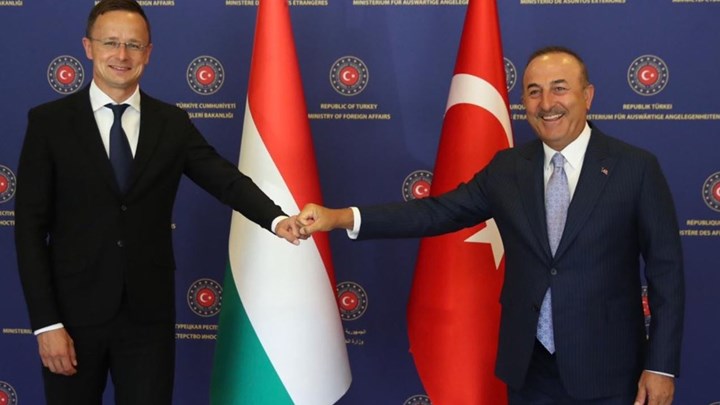 Τσαβούσογλου κατά Μακρόν: Στη Λιβύη στηρίζει αυτόν τον πραξικοπηματία, τον πειρατή