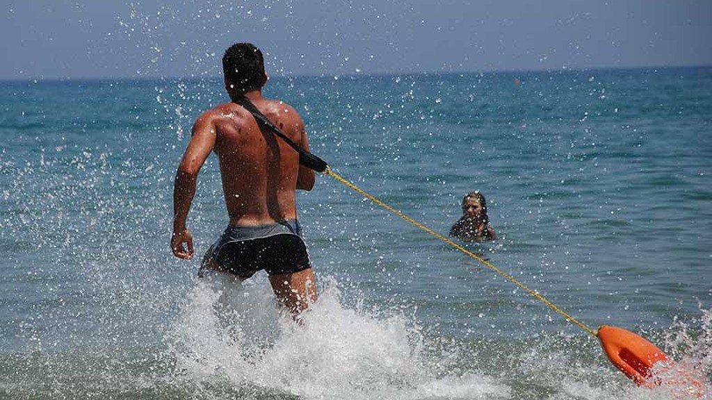 Κοριτσάκι παρασύρθηκε από ορμητικά νερά σε παραλία της Κρήτης – Την έσωσε ο ναυαγοσώστης